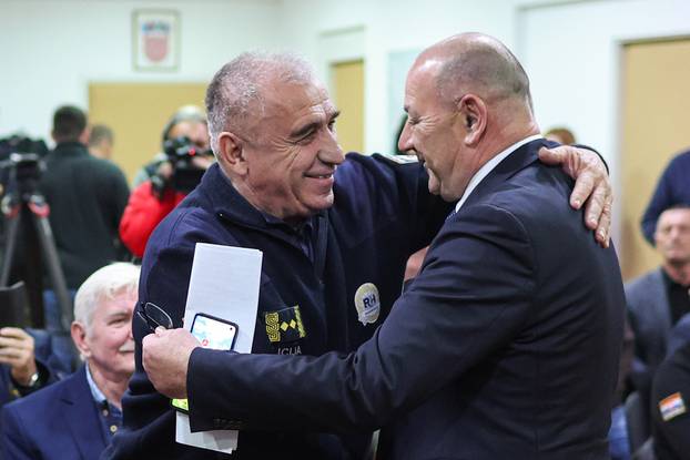 Zagreb: Ministar Tomo Medved uručio je braniteljske zahvalnice postrojbama iz Domovinskog rata