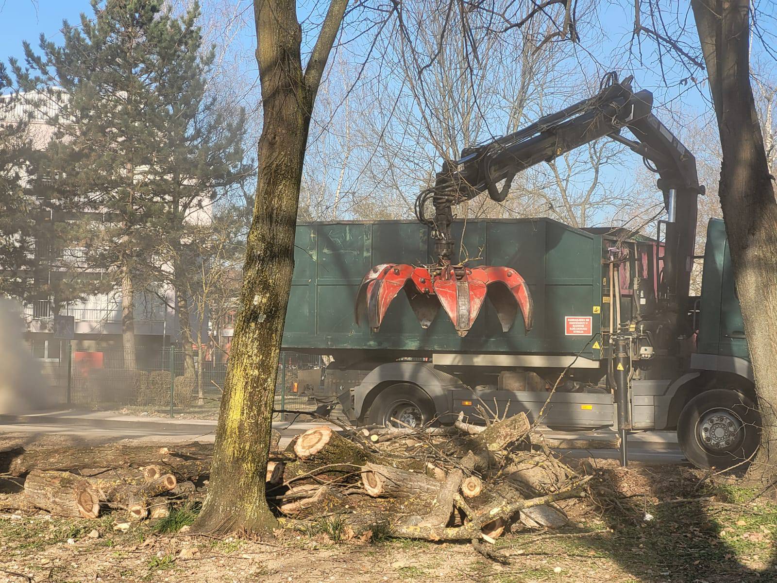 Radnici zatrpali krater, otvorili promet oko doma, čisti se cesta