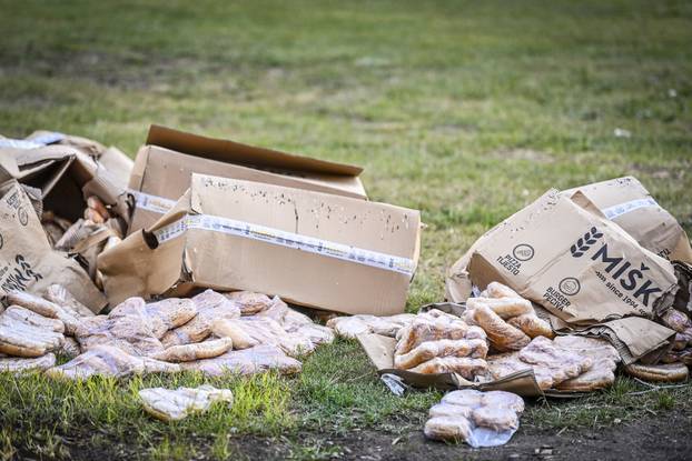 Zagreb: Uz jezero Bundek i dalje stoje hrpe otpada s koncerta i bačene hrane