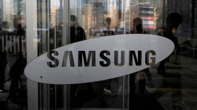 FILE PHOTO: FILE PHOTO: The logo of Samsung Electronics is seen at its office building in Seoul