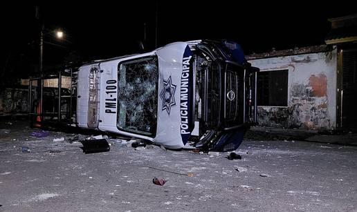 VIDEO Bijes u Meksiku: Policajci ubili mladića, mještani zapalili palaču općine, napali policajce