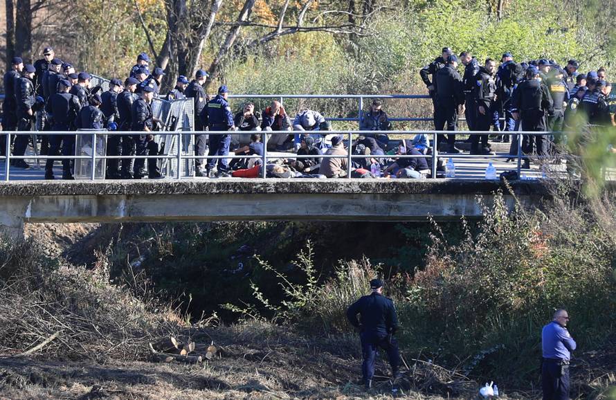 Migranti ih gađali kamenjem: Lakše ozlijeđena dva policajca
