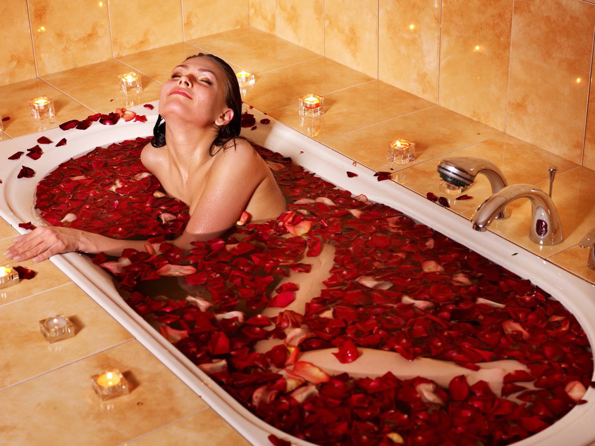 Жена пришла в ванну. Ванна с лепестками роз. Ванная с розами. Ванна с розовыми лепестками. Джакузи с лепестками роз.