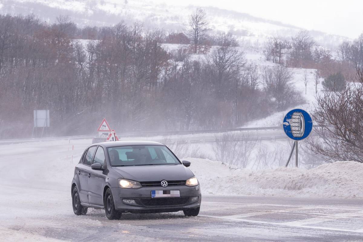 Oprez u vožnji: U unutrašnjosti zaleđene ceste, padat će i snijeg