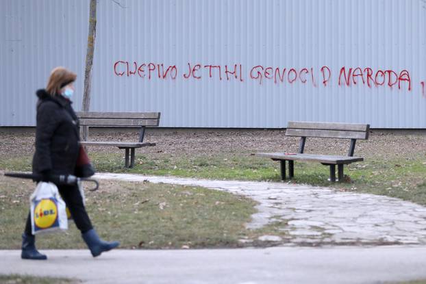 Zagreb: Na garaži Gradskog poglavarstva preko noći je osvanuo antivakserski grafit