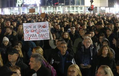 Novi prosvjedi u Novom Sadu: Blokirali most, posipaju crvenu boju i pale svijeće na ogradi