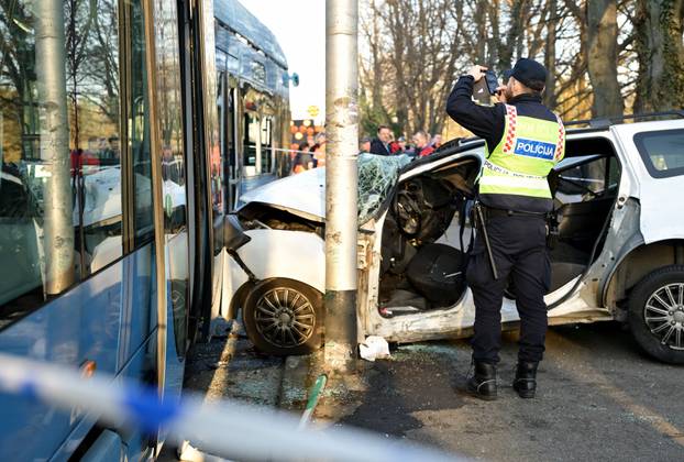 Zagreb: Vozač taksija prevezen u KBC Zagreb nakon što se kod Maksimira sudario s tramvajem