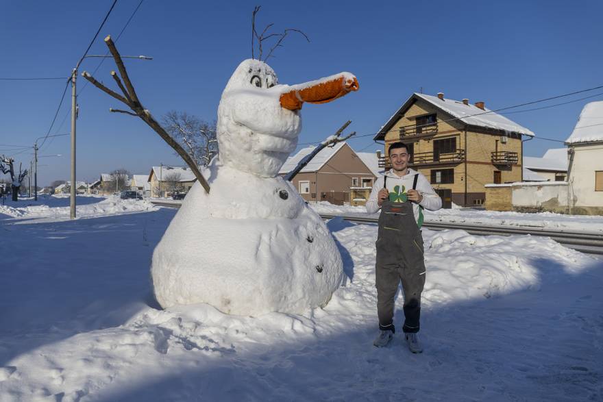 U centru Bijelog Brda od snijega napravljen tri metra visok Olaf