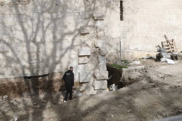 Split: Na radnika pala kamena gromada te ga priklještila, prevezen je u bolnicu