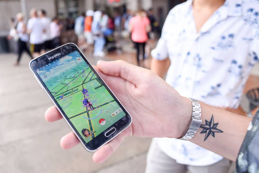 MILAN, HUNTING POKEMON IN CATHEDRAL SQUARE