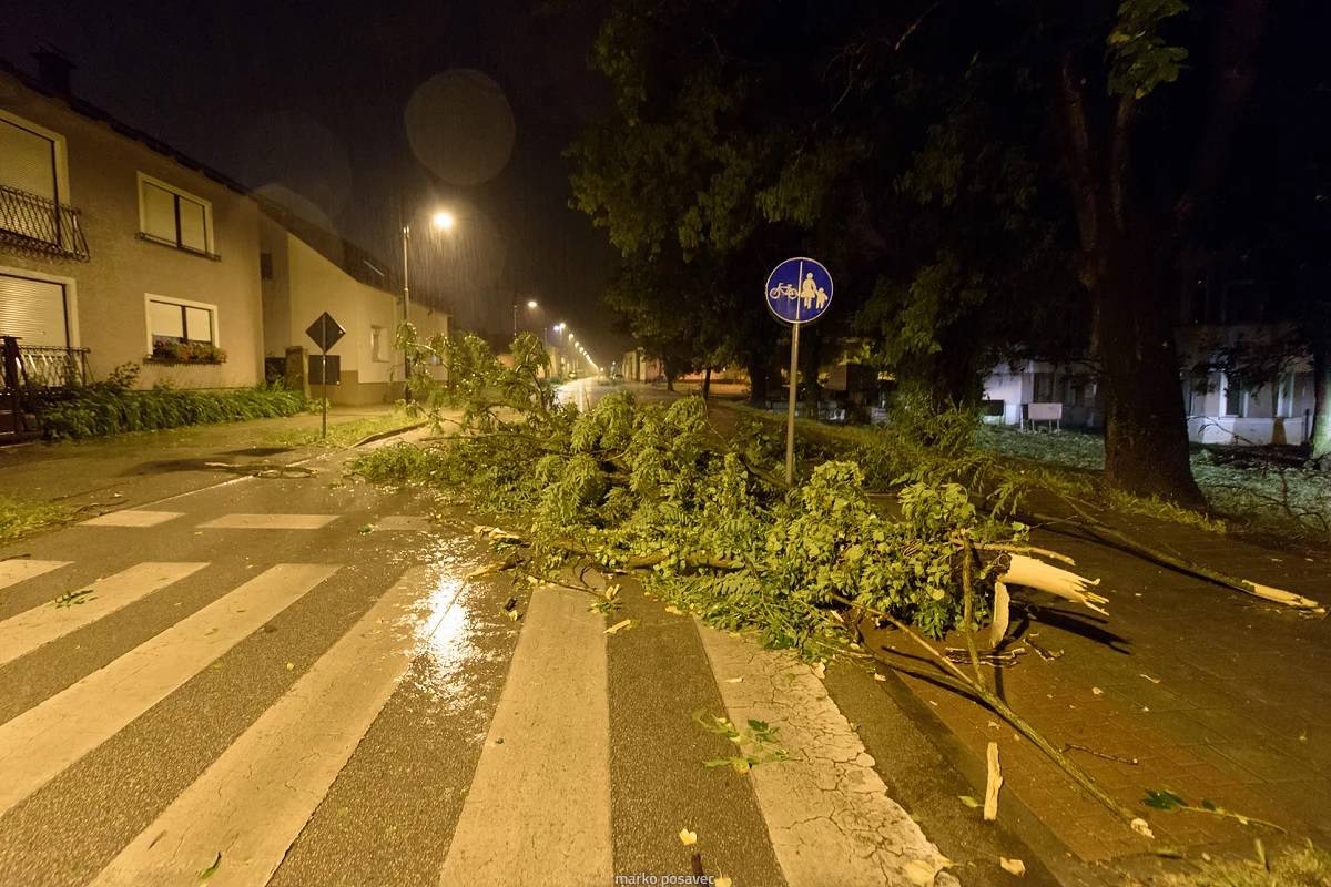 FOTO Kaos u Koprivnici: Snažna oluja poharala grad, poplavili podvožnjaci, vjetar rušio stabla