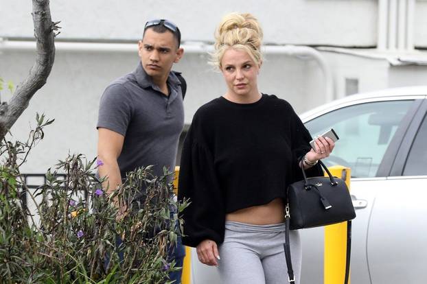 *PREMIUM-EXCLUSIVE* Healthy Britney Spears rises up early for a Tan Salon visit after release