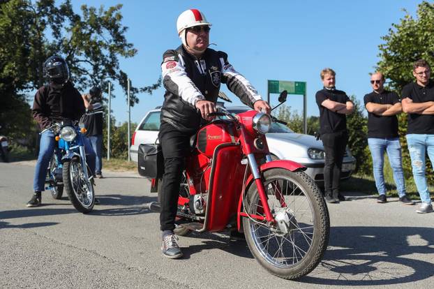 Susret ljubitelja i vlasnika mopeda Tomos u Gornjoj Stubici
