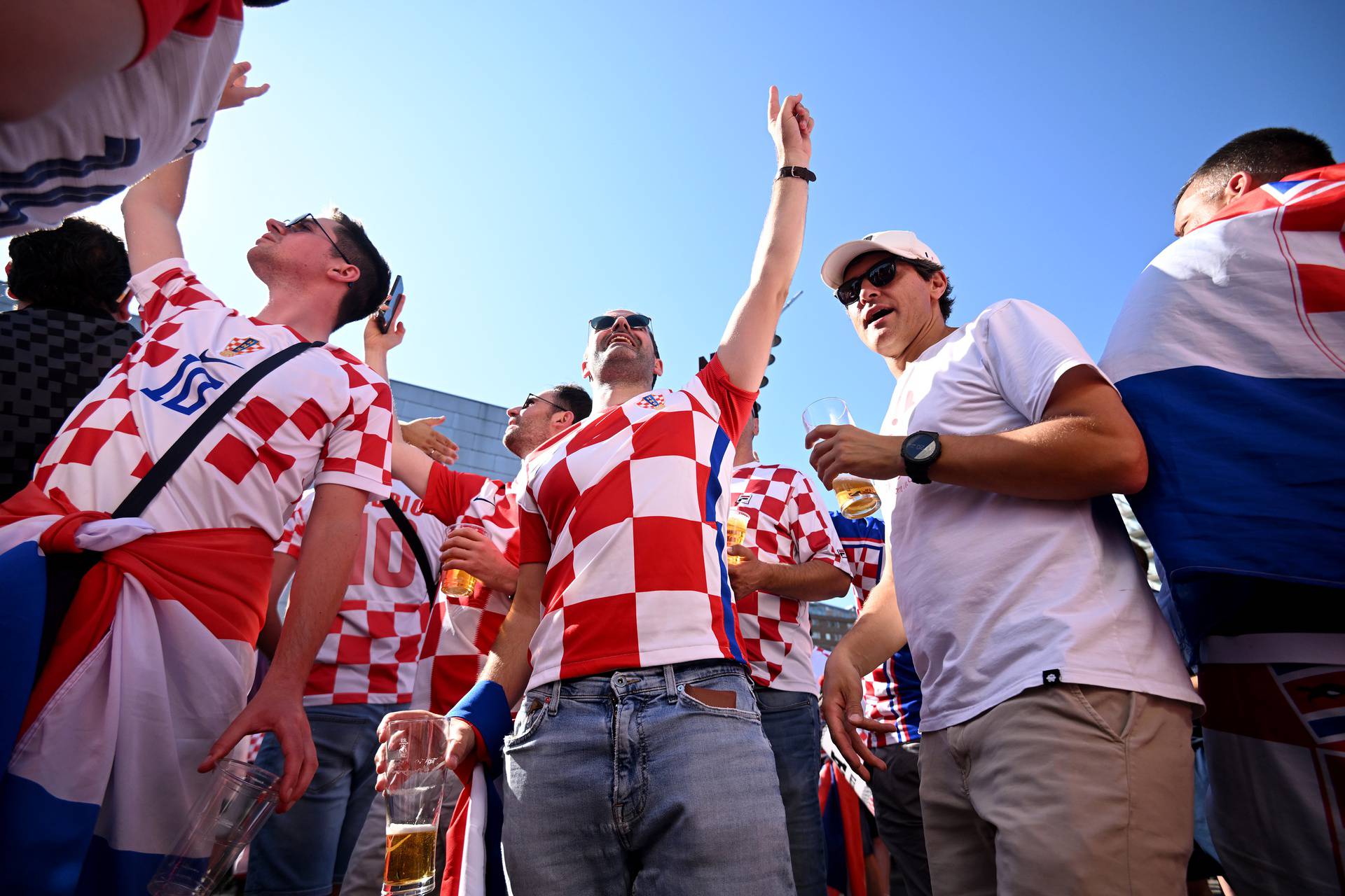 Rotterdam: Navijači ispred stadiona uoči utakmice Hrvatske i Nizozemske