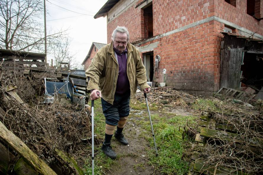 I tata i sin ostali bez obje noge: 'Trebaju nam novi krov i kolica'