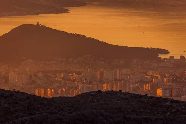Pogled na zalazak sunca i Split