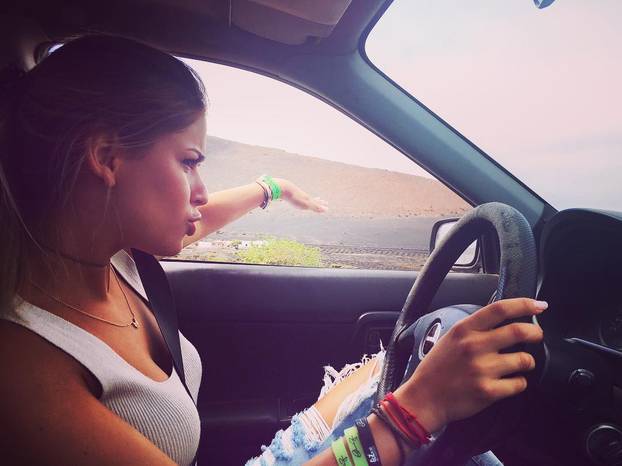 FOTO Paklena je za volanom, a tek kad skine gaćice i grudnjak