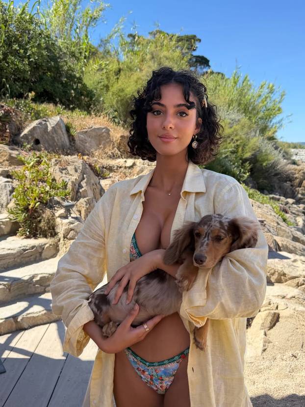 FOTO Seksi Rita raskošne obline pokazuje u mini bikinijima: Ocijenite badiće od 1 do 10!