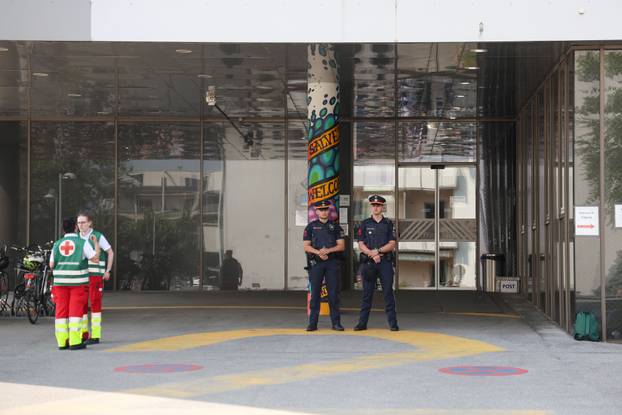 Graz: Dan nakon pokolja u školi brojni građani i učenici polažu cvijeće i pale svijeće za ubijene