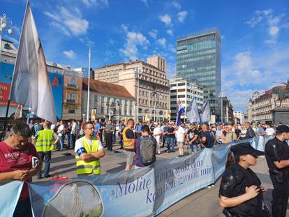 FOTO/VIDEO Klečavci molili na jednoj strani Trga bana Jelačića, na drugoj prosvjednici bubnjali