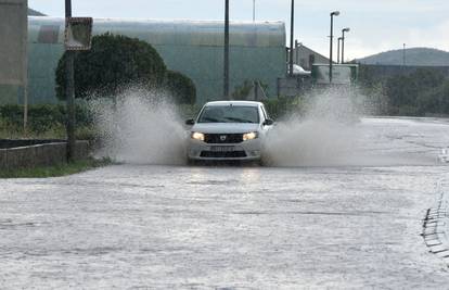 Olujno jugo i obilna kiša prijete Jadranu, aktivirali meteoalarm
