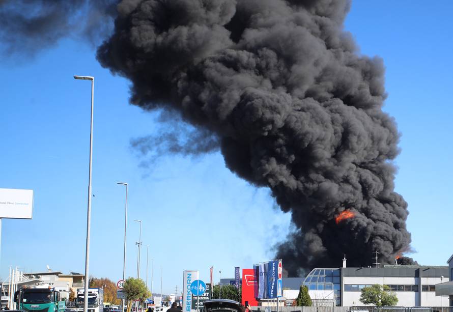 Sveta Nedelja: Požar u skladištu guma, hitne službe su na terenu
