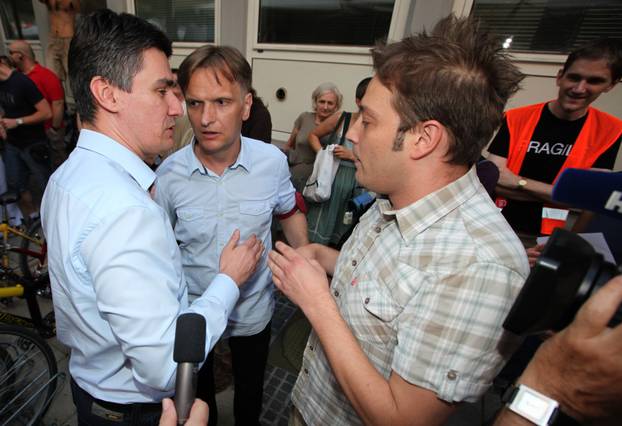 ARHIVA - 2010. Zagreb: Aktivisti za Varšavsku prosvjedovali pred sjedištem SDP-a 