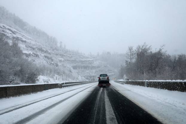 Delnice: Snijeg i jak vjetar otežavaju promet