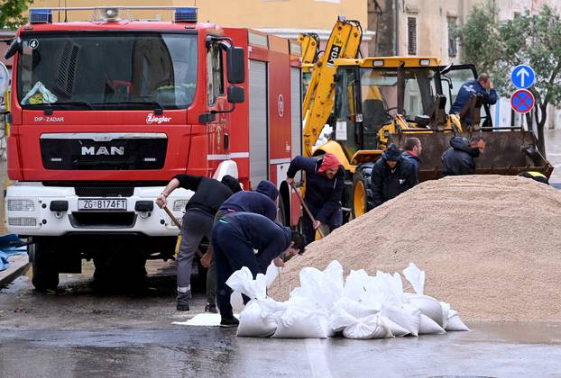 Obrovac: Građani uz pomoć vatrogasaca i dalje se bore s vodom u poplavljenom Obrovcu