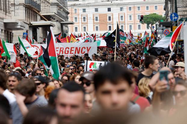 USB union holds nationwide strike, "Let's Block Everything," in solidarity with Gaza, in Rome