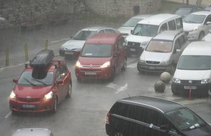 Kiša "poplavila" Pulu i izazvala je probleme na prometnicama 