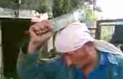 Pijani Rus pokušao razbiti čvrstu bocu votke na glavi