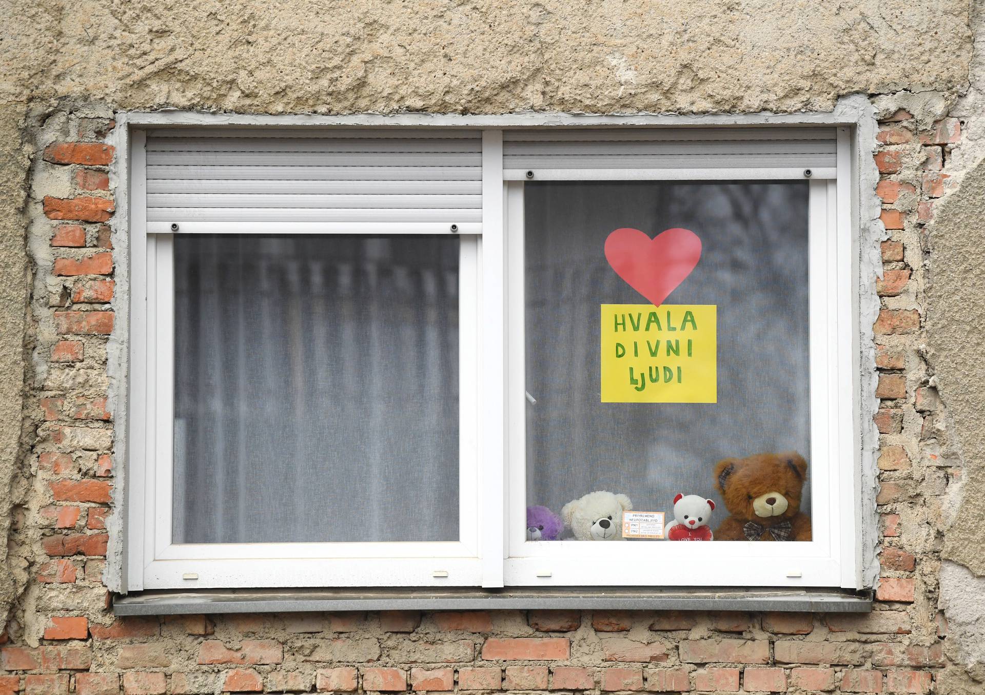 Petrinja: Poruka zahvale na prozoru obiteljske kuće
