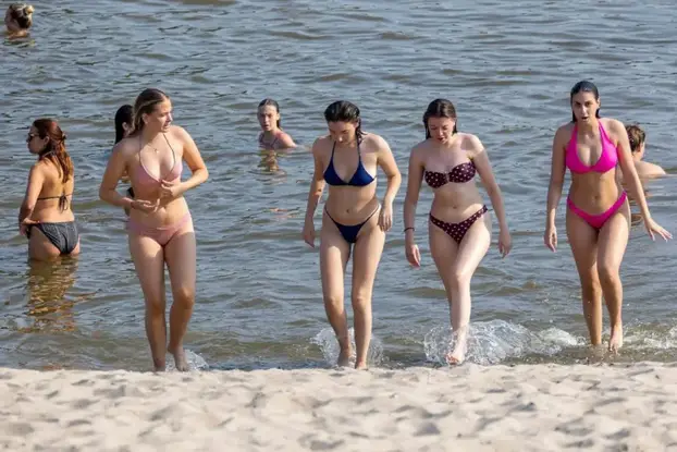 FOTO Zgodne legice okupirale Kopiku: Pogledajte tko je sve na osječkoj plaži  mamio poglede