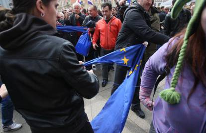 Prosvjednici potrgali zastavu EU; Kerum se zamalo potukao  