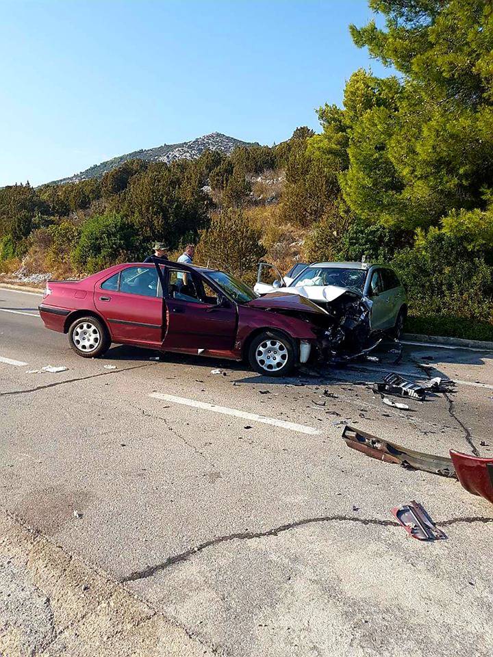 Dva vozila sudarila se na otoku Hvaru: Četvero ljudi ozlijeđeno