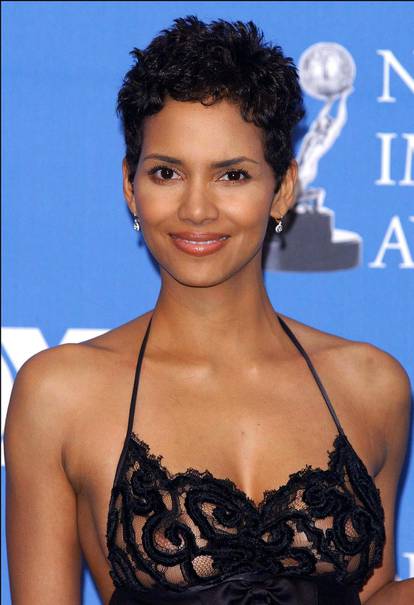 FOTO Halle Berry je prekrasna i s 58 godina! Prisjetite se kako je izgledala na početku karijere