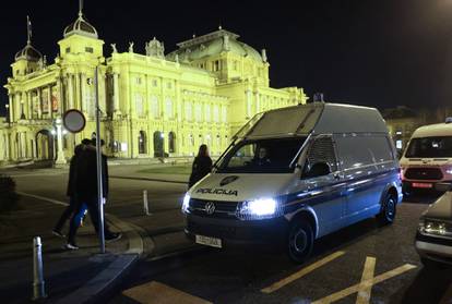 Zagreb u subotu navečer bio pun policije: Patrolirali ispred HNK da se mladi ne bi okupljali