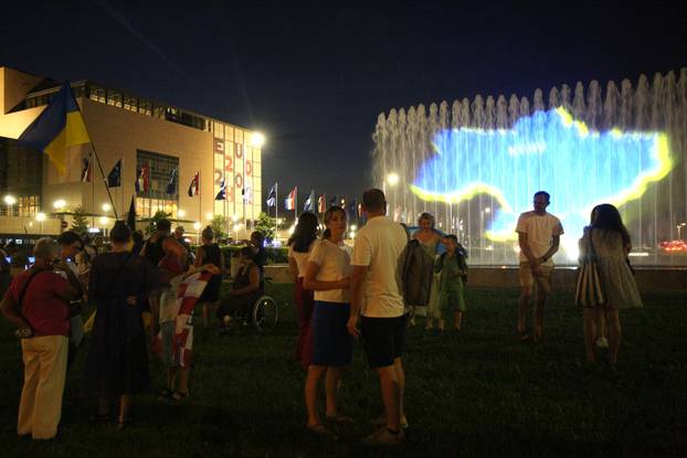 Zagreb: Ukrajiska zastava na fontanama povodom obljetnice Dana neovisnosti Ukrajine 