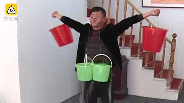 Za Guinnessa: Očnim kapcima Kinez podiže kante pune vode