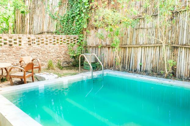 Empty,Blue,Swimming,Pool,With,Stair,In,Summer,Time,refreshing,Blue