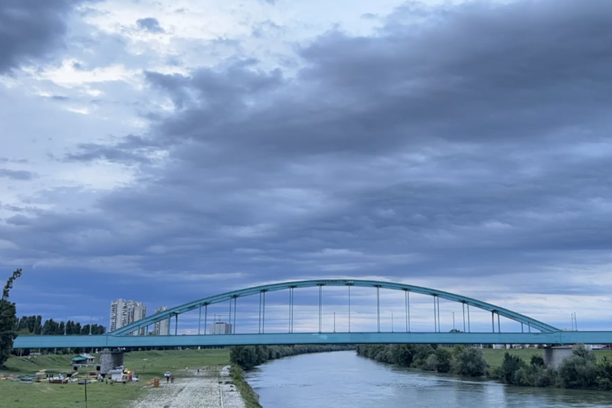 Time lapse video oblaka, munja i kiše iznad Zagreba