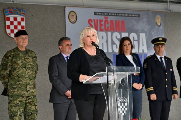 FOTO Suze i zagrljaji u Požegi: 900 novih ročnika položilo prisegu, među njima i 53 žene