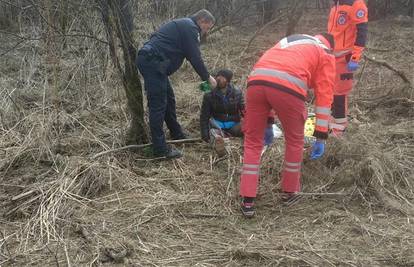 Našli migranta sa slomljenom nogom: Policajci mu pomogli