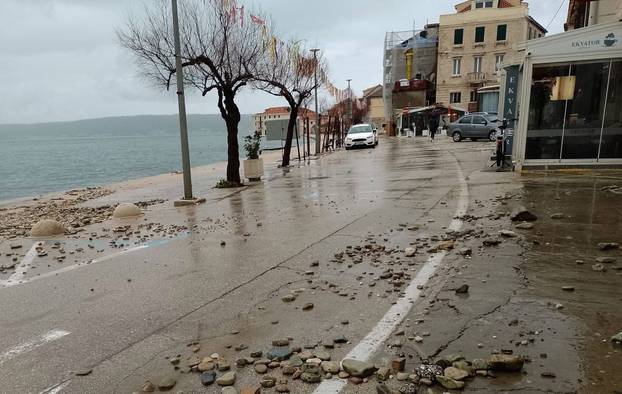FOTO Saniraju štetu u Kaštelima nakon strašne oluje: 'Cijelu noć smo ispumpavali vodu. Bolje je'