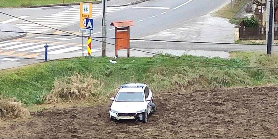 FOTO Policajac u Zagorju malo popio pa autom sletio na njivu