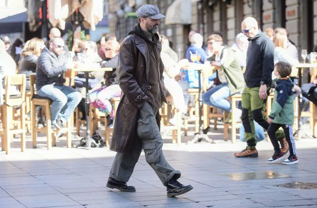 Zagreb: Damir Karakaš tijekom sunčanog dana odlučio se za dugačak kaput