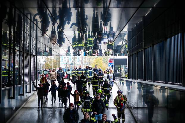 Zagreb: Vatrogasci pod punom opremom pretrčali 666 stepenica u humanitarne svrhe