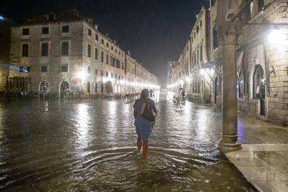 Stradun u Dubrovniku nakon obilne kiše postao kupalište