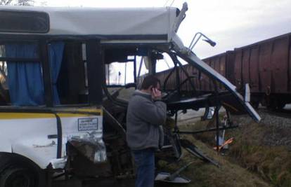 Učenici i vozač preživjeli udar teretnog vlaka u bus